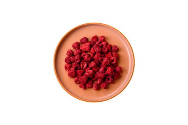 Kurutulmuş ahududu dilimleri tatlı tatlılar için bir malzemedir. Kurutulmuş ahududu, tasarımınız için gıda arka planı olarak kullanılacak.