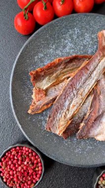 Atıştırmalık olarak kurutulmuş balık veya kurutulmuş et, dilimlenmiş deniz ürünleri. Tasarımınız için arka plan olarak kurutulmuş deniz ürünleri atıştırmalıkları