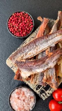 Atıştırmalık olarak kurutulmuş balık veya kurutulmuş et, dilimlenmiş deniz ürünleri. Tasarımınız için arka plan olarak kurutulmuş deniz ürünleri atıştırmalıkları