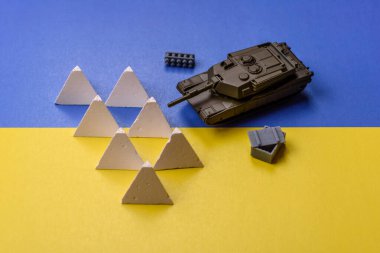 Tanksavar bariyeri veya beton ve demirden yapılmış ejderha dişleri. Düşman tanklarından korunmak için ejderha dişleri.