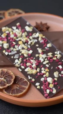 Evde kurutulmuş meyveli çikolatalı bir çikolata. Tasarımınız için arka plan olarak çikolatayı kullanın