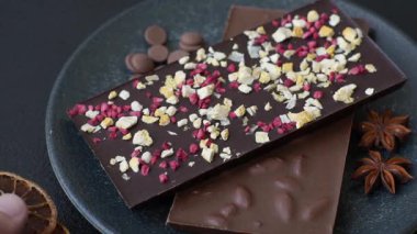 Evde kurutulmuş meyveli çikolatalı bir çikolata. Tasarımınız için arka plan olarak çikolatayı kullanın