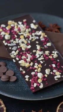 Evde kurutulmuş meyveli çikolatalı bir çikolata. Tasarımınız için arka plan olarak çikolatayı kullanın