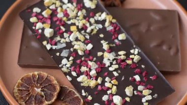 Evde kurutulmuş meyveli çikolatalı bir çikolata. Tasarımınız için arka plan olarak çikolatayı kullanın