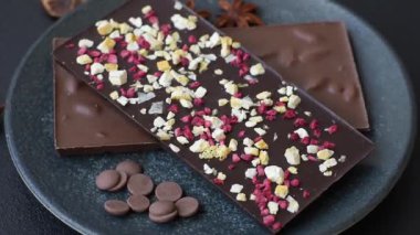 Evde kurutulmuş meyveli çikolatalı bir çikolata. Tasarımınız için arka plan olarak çikolatayı kullanın