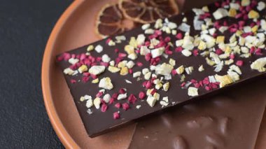 Evde kurutulmuş meyveli çikolatalı bir çikolata. Tasarımınız için arka plan olarak çikolatayı kullanın