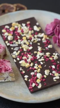 Evde kurutulmuş meyveli çikolatalı bir çikolata. Tasarımınız için arka plan olarak çikolatayı kullanın