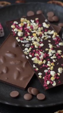 Evde kurutulmuş meyveli çikolatalı bir çikolata. Tasarımınız için arka plan olarak çikolatayı kullanın