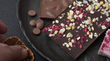 Evde kurutulmuş meyveli çikolatalı bir çikolata. Tasarımınız için arka plan olarak çikolatayı kullanın