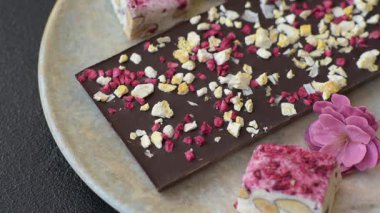 Evde kurutulmuş meyveli çikolatalı bir çikolata. Tasarımınız için arka plan olarak çikolatayı kullanın