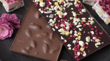 Evde kurutulmuş meyveli çikolatalı bir çikolata. Tasarımınız için arka plan olarak çikolatayı kullanın