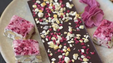 Evde kurutulmuş meyveli çikolatalı bir çikolata. Tasarımınız için arka plan olarak çikolatayı kullanın