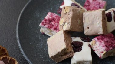 Fındıklı, fıstıklı, şam fıstıklı ve çilekli. Fındıklı beyaz fındık, festival masası için tatlı.