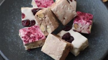 Fındıklı, fıstıklı, şam fıstıklı ve çilekli. Fındıklı beyaz fındık, festival masası için tatlı.