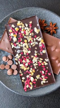 Evde kurutulmuş meyveli çikolatalı bir çikolata. Tasarımınız için arka plan olarak çikolatayı kullanın