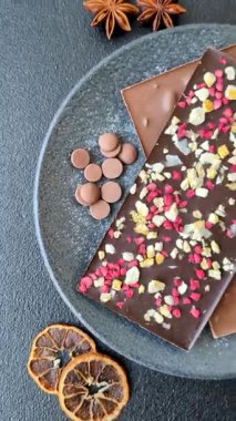 Evde kurutulmuş meyveli çikolatalı bir çikolata. Tasarımınız için arka plan olarak çikolatayı kullanın