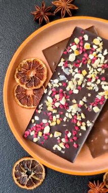 Evde kurutulmuş meyveli çikolatalı bir çikolata. Tasarımınız için arka plan olarak çikolatayı kullanın