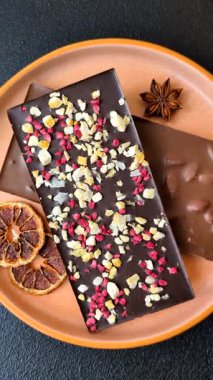 Evde kurutulmuş meyveli çikolatalı bir çikolata. Tasarımınız için arka plan olarak çikolatayı kullanın