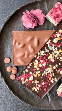 Evde kurutulmuş meyveli çikolatalı bir çikolata. Tasarımınız için arka plan olarak çikolatayı kullanın