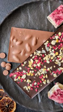 Evde kurutulmuş meyveli çikolatalı bir çikolata. Tasarımınız için arka plan olarak çikolatayı kullanın