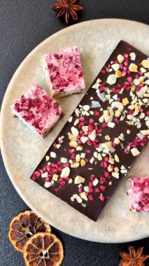 Evde kurutulmuş meyveli çikolatalı bir çikolata. Tasarımınız için arka plan olarak çikolatayı kullanın