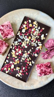 Evde kurutulmuş meyveli çikolatalı bir çikolata. Tasarımınız için arka plan olarak çikolatayı kullanın