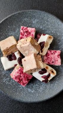 Fındıklı, fıstıklı, şam fıstıklı ve çilekli. Fındıklı beyaz fındık, festival masası için tatlı.