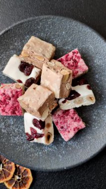 Fındıklı, fıstıklı, şam fıstıklı ve çilekli. Fındıklı beyaz fındık, festival masası için tatlı.