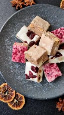 Fındıklı, fıstıklı, şam fıstıklı ve çilekli. Fındıklı beyaz fındık, festival masası için tatlı.