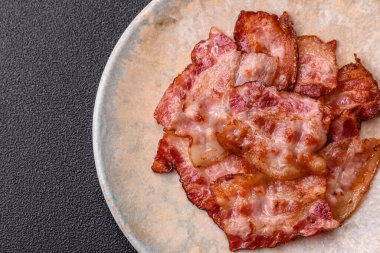 Sağlıklı bir kahvaltı için kızarmış domuz pastırması şeritleri. Tasarımınız için yiyecek olarak kızarmış pastırma şeritleri.