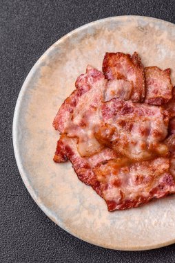 Sağlıklı bir kahvaltı için kızarmış domuz pastırması şeritleri. Tasarımınız için yiyecek olarak kızarmış pastırma şeritleri.