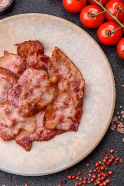 Sağlıklı bir kahvaltı için kızarmış domuz pastırması şeritleri. Tasarımınız için yiyecek olarak kızarmış pastırma şeritleri.