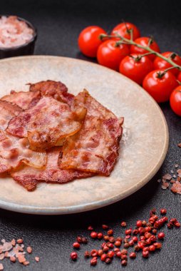 Sağlıklı bir kahvaltı için kızarmış domuz pastırması şeritleri. Tasarımınız için yiyecek olarak kızarmış pastırma şeritleri.