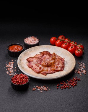 Sağlıklı bir kahvaltı için kızarmış domuz pastırması şeritleri. Tasarımınız için yiyecek olarak kızarmış pastırma şeritleri.