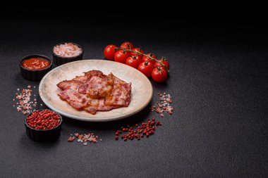 Sağlıklı bir kahvaltı için kızarmış domuz pastırması şeritleri. Tasarımınız için yiyecek olarak kızarmış pastırma şeritleri.