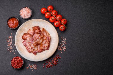 Sağlıklı bir kahvaltı için kızarmış domuz pastırması şeritleri. Tasarımınız için yiyecek olarak kızarmış pastırma şeritleri.
