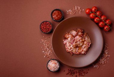 Sağlıklı bir kahvaltı için kızarmış domuz pastırması şeritleri. Tasarımınız için yiyecek olarak kızarmış pastırma şeritleri.