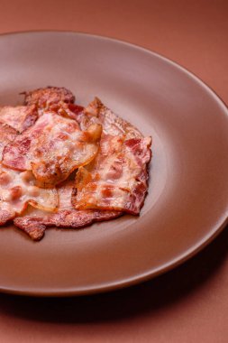 Sağlıklı bir kahvaltı için kızarmış domuz pastırması şeritleri. Tasarımınız için yiyecek olarak kızarmış pastırma şeritleri.