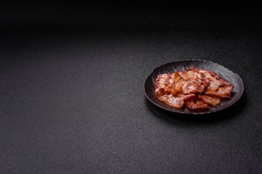 Sağlıklı bir kahvaltı için kızarmış domuz pastırması şeritleri. Tasarımınız için yiyecek olarak kızarmış pastırma şeritleri.