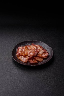 Sağlıklı bir kahvaltı için kızarmış domuz pastırması şeritleri. Tasarımınız için yiyecek olarak kızarmış pastırma şeritleri.