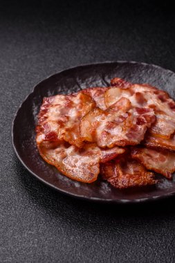 Sağlıklı bir kahvaltı için kızarmış domuz pastırması şeritleri. Tasarımınız için yiyecek olarak kızarmış pastırma şeritleri.