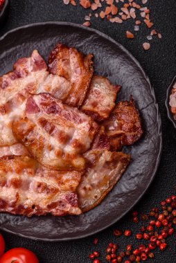 Sağlıklı bir kahvaltı için kızarmış domuz pastırması şeritleri. Tasarımınız için yiyecek olarak kızarmış pastırma şeritleri.