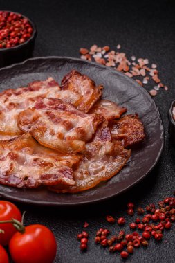 Sağlıklı bir kahvaltı için kızarmış domuz pastırması şeritleri. Tasarımınız için yiyecek olarak kızarmış pastırma şeritleri.