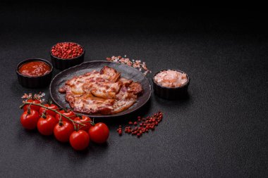 Sağlıklı bir kahvaltı için kızarmış domuz pastırması şeritleri. Tasarımınız için yiyecek olarak kızarmış pastırma şeritleri.