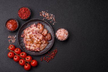 Sağlıklı bir kahvaltı için kızarmış domuz pastırması şeritleri. Tasarımınız için yiyecek olarak kızarmış pastırma şeritleri.