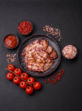 Sağlıklı bir kahvaltı için kızarmış domuz pastırması şeritleri. Tasarımınız için yiyecek olarak kızarmış pastırma şeritleri.