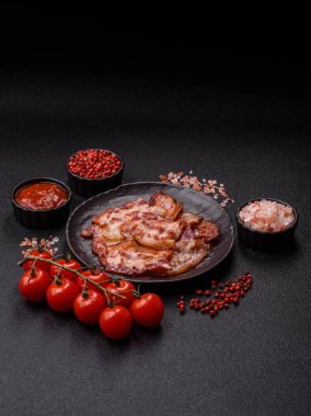 Sağlıklı bir kahvaltı için kızarmış domuz pastırması şeritleri. Tasarımınız için yiyecek olarak kızarmış pastırma şeritleri.