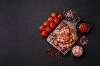 Sağlıklı bir kahvaltı için kızarmış domuz pastırması şeritleri. Tasarımınız için yiyecek olarak kızarmış pastırma şeritleri.