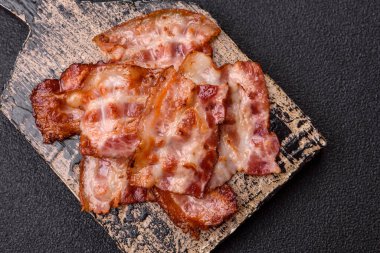 Sağlıklı bir kahvaltı için kızarmış domuz pastırması şeritleri. Tasarımınız için yiyecek olarak kızarmış pastırma şeritleri.