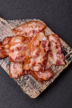 Sağlıklı bir kahvaltı için kızarmış domuz pastırması şeritleri. Tasarımınız için yiyecek olarak kızarmış pastırma şeritleri.